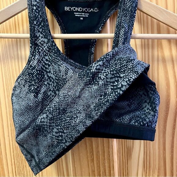 Beyond Yoga black silver snake skin long line crop top/sports bra extra small xs - Picture 3 of 7